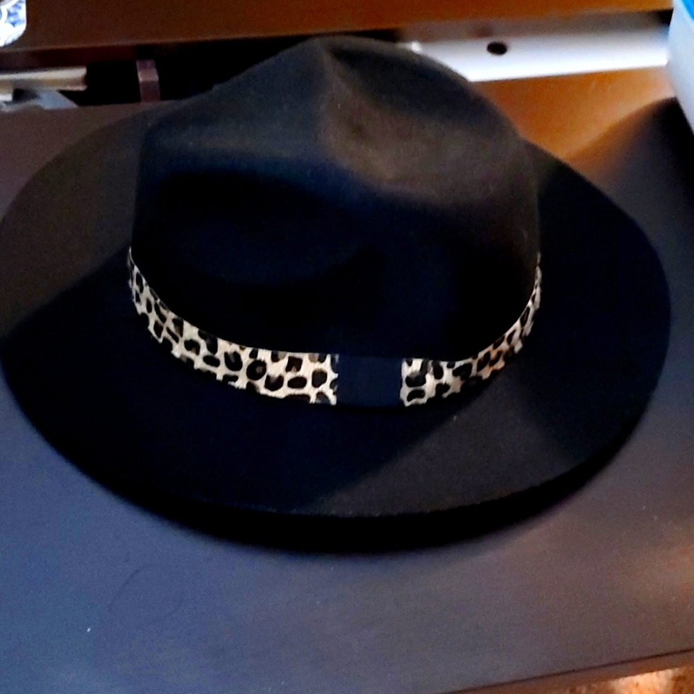 Womens WOOL brimmed hat with leopard print belt in soft felt, adjustable size